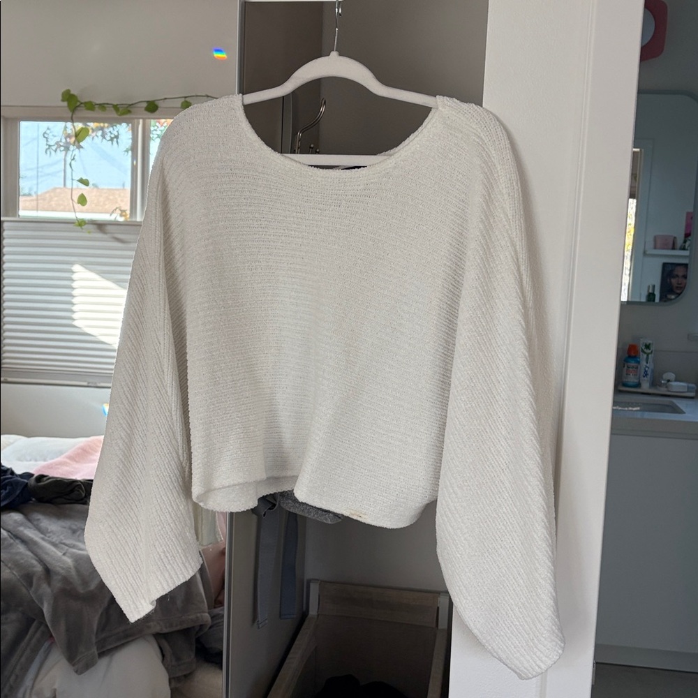 White long sleeve sweater 💕 OFFERS WELCOMED 💕